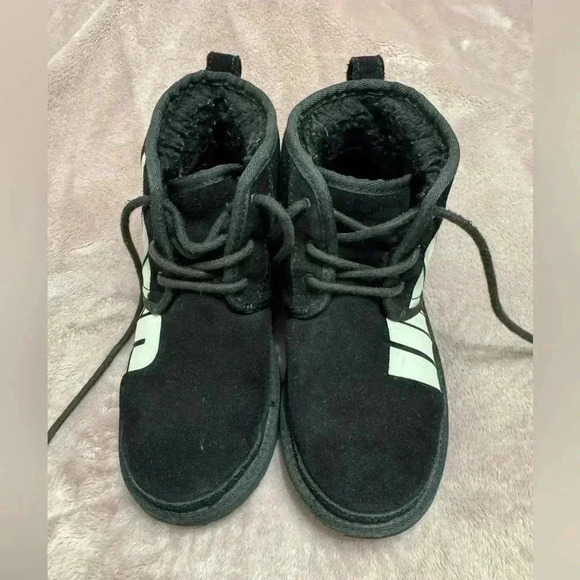 UGG Kid’s Neumel Chopd Classic Lace Up Suede Boot in Black - Big Kids 4 - Picture 3 of 16